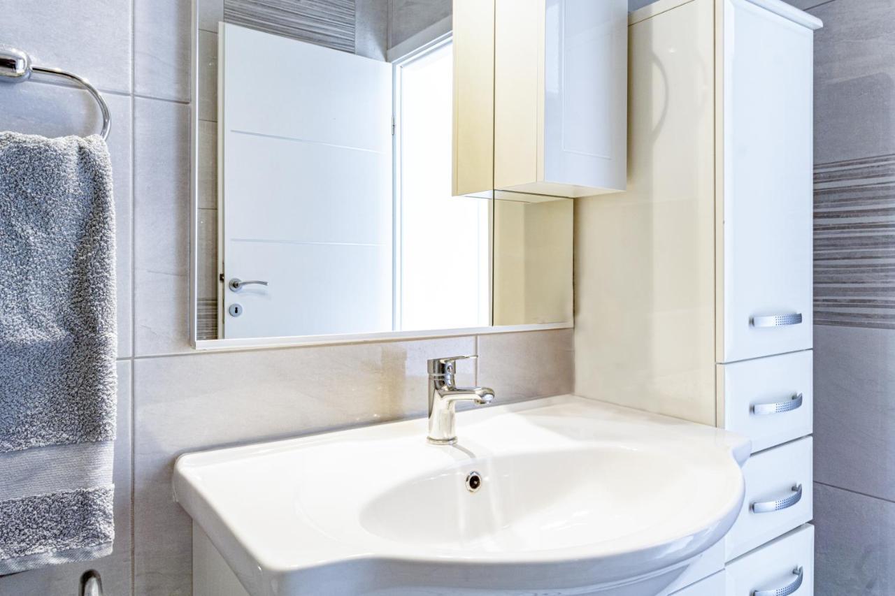 Modern Oceanview Apartment Metajna Luaran gambar